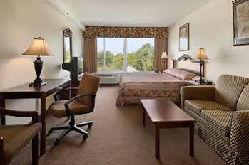 Wynnwood Plaza Hotel - Newport News Eksteriør billede